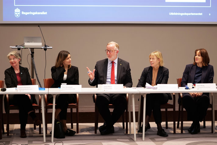 Utbildningsminister Johan Pehrson och statssekreterarna Maria Nilsson, Sara Modig och Petra Noreback samt projektledaren för forsknings- och innovationspropositionen Katarina Nordqvist.