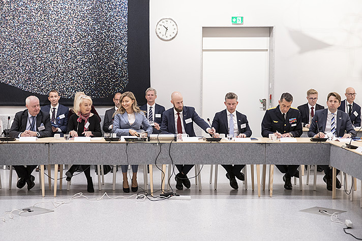  Näringslivsrådet gör sig redo att inleda mötet. 