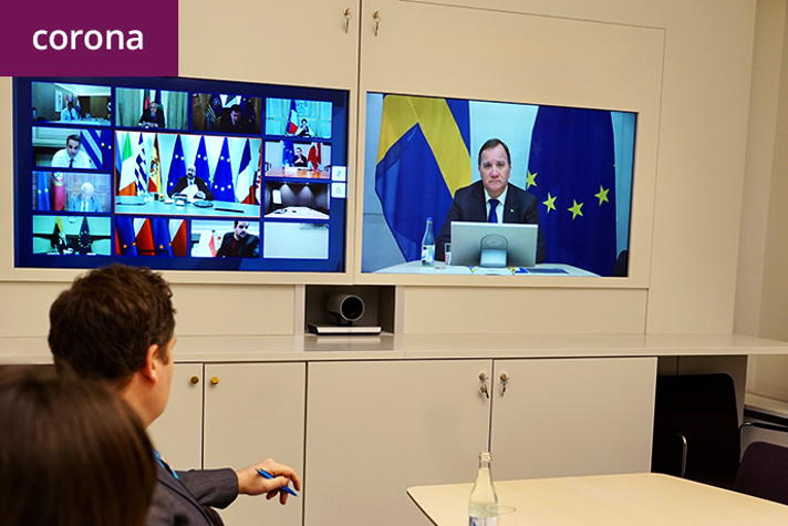 Stefan Löfven på en tv-skärm på en vägg