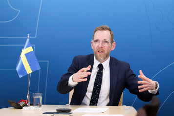 Foto på Jakob Forssmed som talar och gestikulerar med händerna-