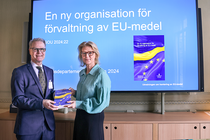 Finansminister Elisabeth Svantesson tar emot slutbetänkandet från Utredningen om hantering av EU-medel.