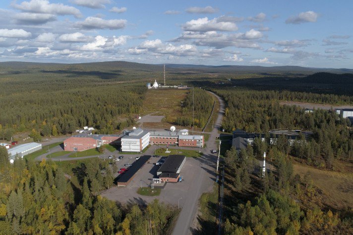 Vy över rymdbasen Esrange Space Center med kontorsområdet i fronten och raketuppskjutningen i bakgrunden.
