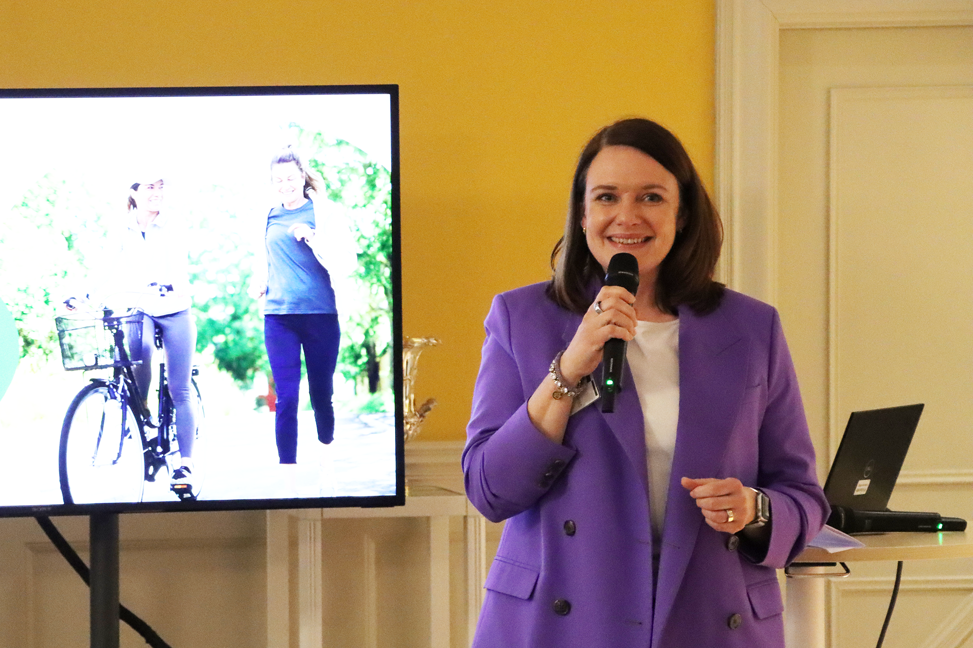 Monika Magnusson, VD Apotek Hjärtat, håller ett föredrag.