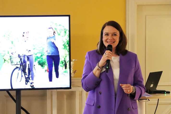 Monika Magnusson, VD Apotek Hjärtat, håller ett föredrag.