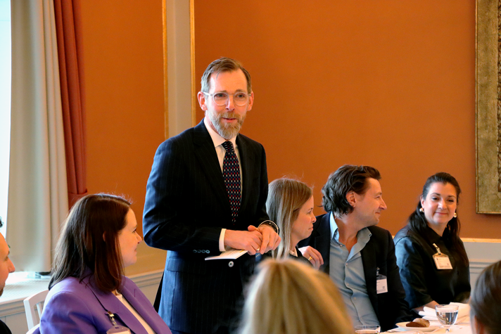 Jakob Forssmed håller ett tal.