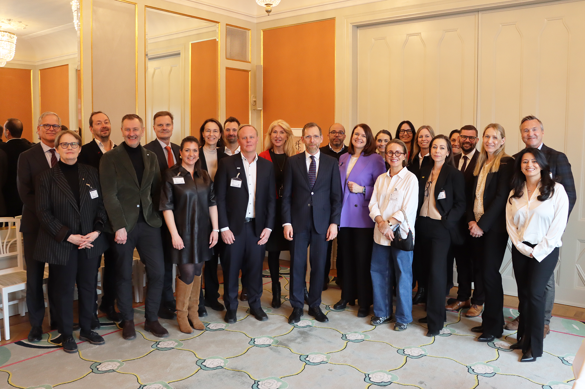 Gruppfoto med deltagarna i företagsnätverket. Socialminister Jakob Forssmed är med.