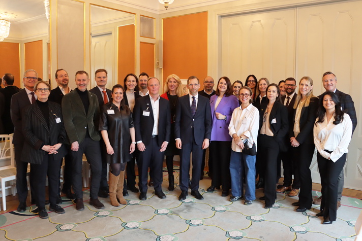 Gruppfoto med deltagarna i företagsnätverket. Socialminister Jakob Forssmed är med.