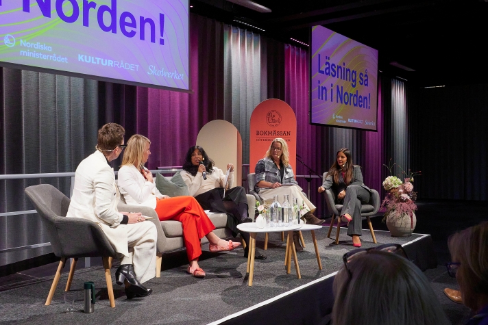 Kulturministern under seminarium med ministerkollegor. 