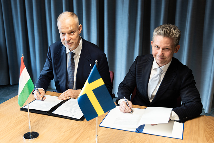 Från vänster i bild sitter Ungerns försvarsminister Kristóf Szalay-Bobrovniczky och till höger försvarsminister Pål Jonson.