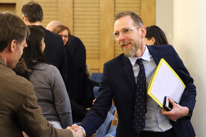 Foto på Jakob Forssmed som skakar hand med en person.