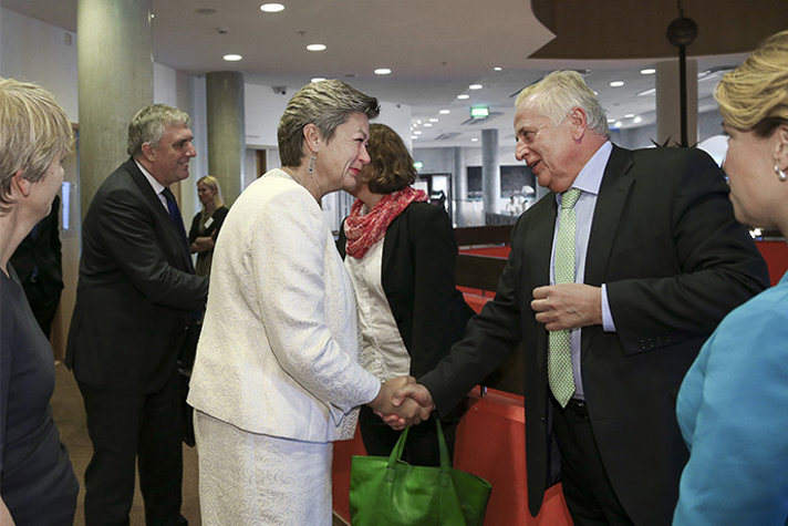 Arbetsmarknadsminister Ylva Johansson hälsar på Rudolf Hundstorfer från Österrike när han anländer till mötet.