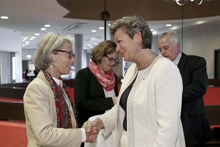 Arbetsmarknadsminister Ylva Johansson hälsar på Francine Chainaye, ambassadör från Belgien.