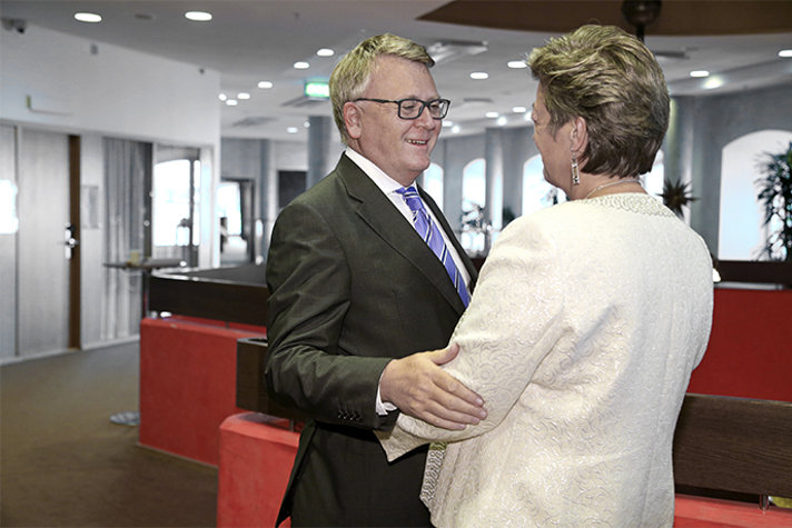 Ylva Johansson hälsar Nicolas Schmit välkommen till mötet.