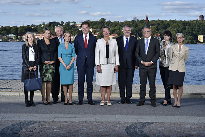Delegater vid det informella ministermötet i Stockholm uppställda för en samlingsbild. I bakgrunden syns Djurgården.