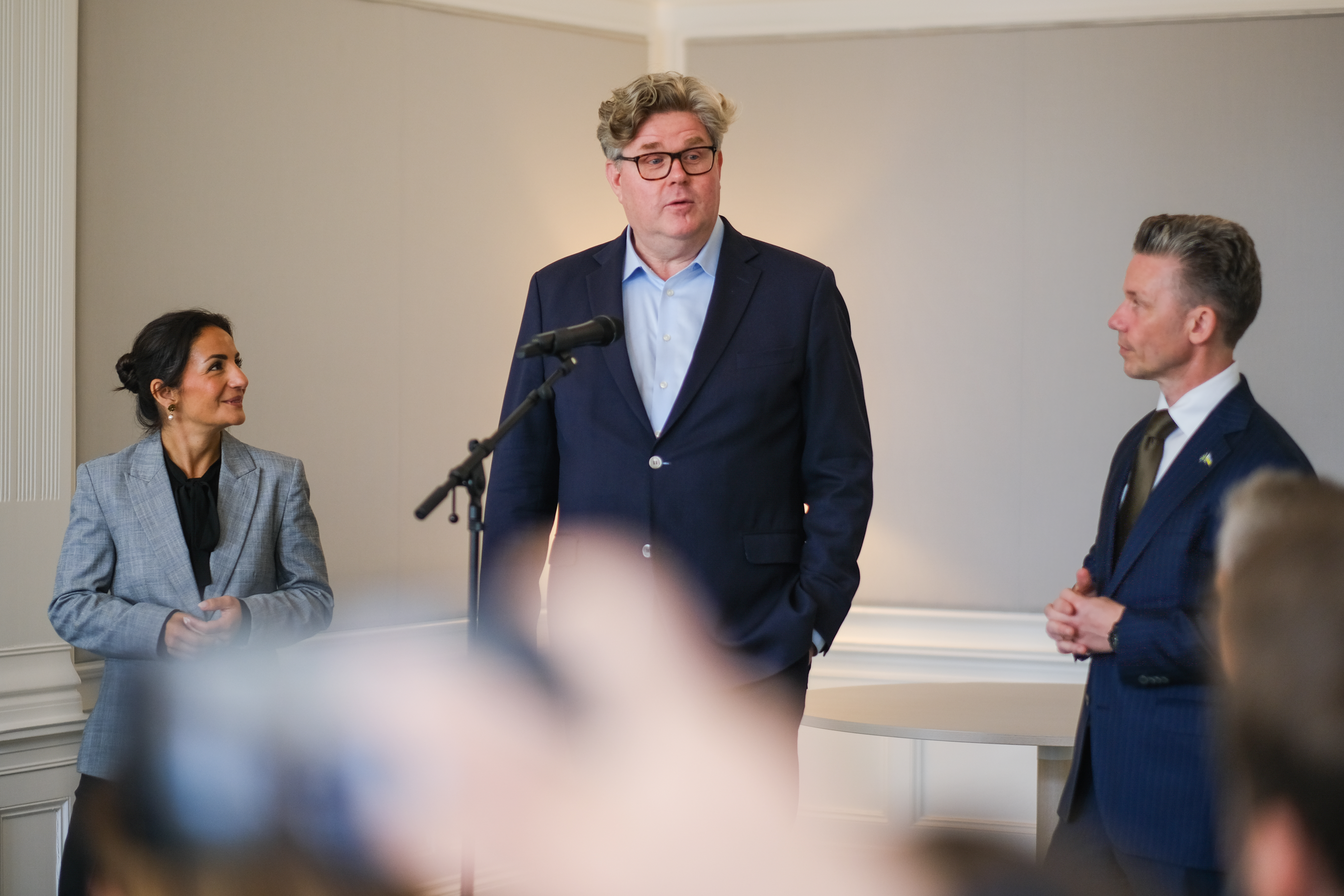 Parisa Liljestrand, Gunnar Strömmer och Pål Jonson står tillsammans framför deltagarna på rundabordssamtalet.