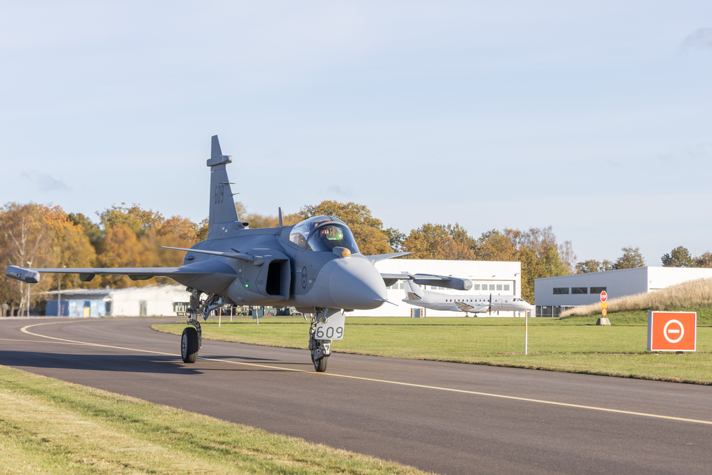 Jas 39 Gripen taxar mot sin uppställningsplats efter landning