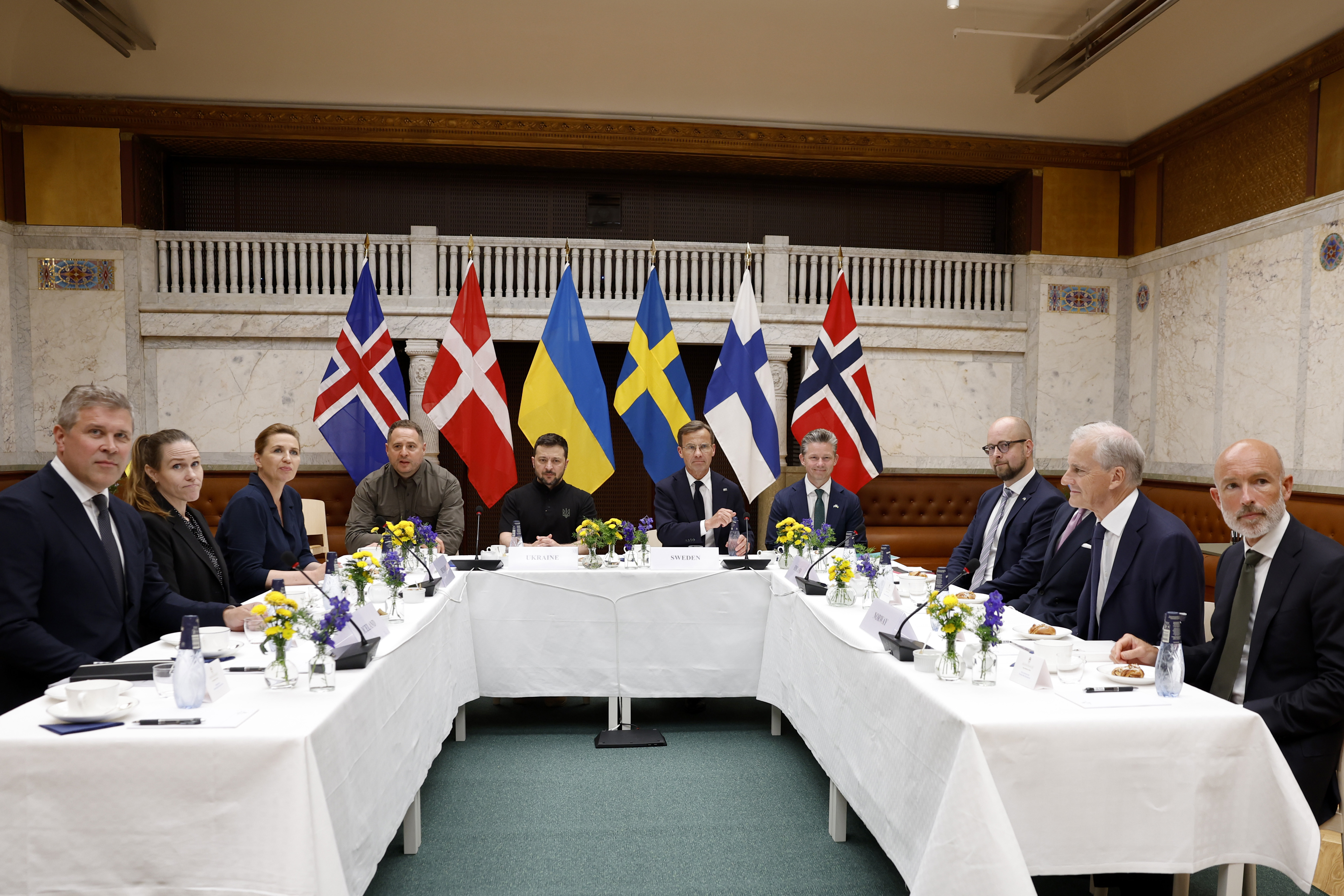 President Zelenskyj deltar i ett toppmöte med statsminister Ulf Kristersson, Finlands president Alexander Stubb, Danmarks statsminister Mette Frederiksen, Norges statsminister Jonas Gahr Støre och Islands statsminister Bjarni Benediktsson.