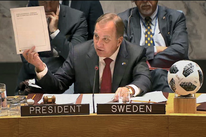 Statsminister Stefan Löfven håller upp barnens rekommendationer under den öppna debatten i FN:s säkerhetsråd. Statsminister Stefan Löfven håller upp barnens rekommendationer under den öppna debatten i FN:s säkerhetsråd.