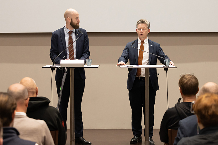 Carl-Oskar Bohlin och Pål Jonson står vid varsitt ståbord och välkomnar organisationerna som har samlats.