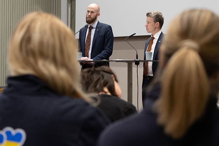 Carl-Oskar Bohlin håller ett kort anförande inför de samlade organisationerna.