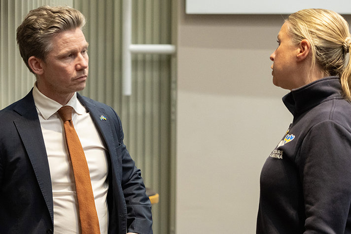 Pål Jonson samtalar med en organisationsdeltagare.