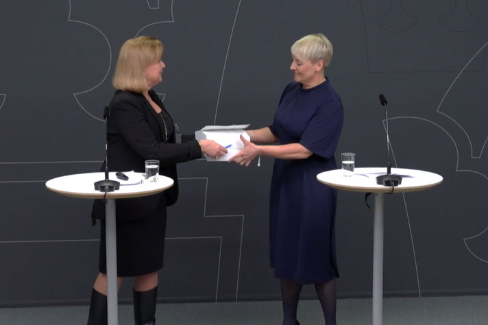 Den särskilde utredaren Maria Hemström Hemmingsson överlämnar ett betänkande till äldre- och socialförsäkringsminister Anna Tenje.
