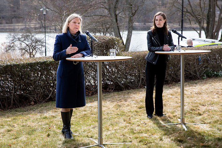 Sveriges Statsminister Magdalena Andersson och Finlands  statsminister  Sanna Marin vid varsitt ståbord i en trädgård i samband med pressträff