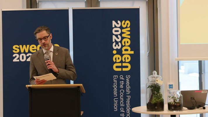 Statsekreterare Daniel Westlén håller i en mick och talar på KTH