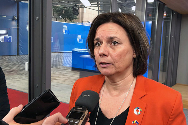 Isabella Lövin intervjuas av media i samband med ett rådsmöte i mars 2020.