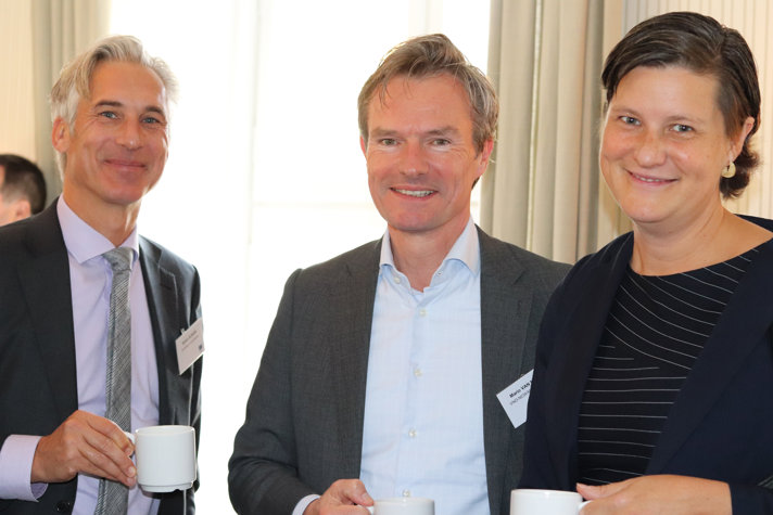 Stefan Olsson från EU-kommissionen, till vänster, med Mario van Mierlo från en arbetsgivarorganisation i Holland, samt Charlotte Grevfors Ernoult från EU-kommissionen. 