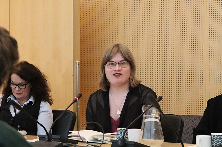 Representant från civilsamhället deltar i mötet.  