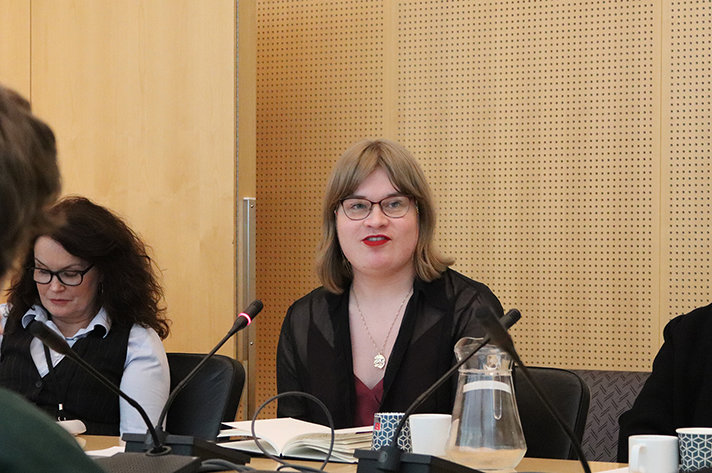 Representant från civilsamhället deltar i mötet.