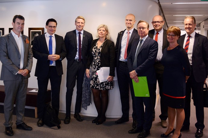 Gruppbild av finansmarknadsminister Per Bolund och företrädare för banksektorn Gruppbild av finansmarknadsminister Per Bolund och företrädare för banksektorn