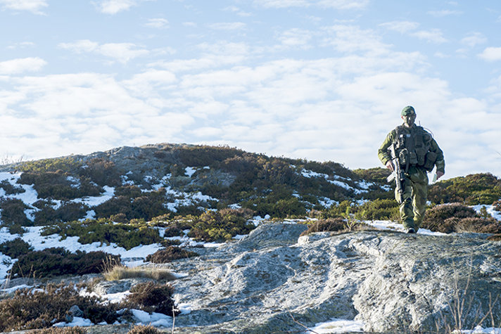 Omslagbild till skriften Information om den humanitära rätten.