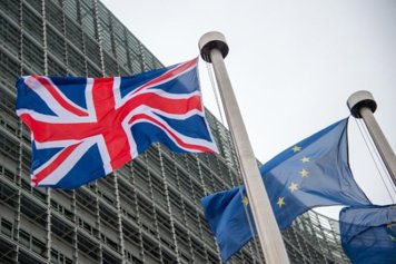 Brittiska flaggan och EU-flaggan utanför EU-kommissionens byggnad Berlaymont i Bryssel.