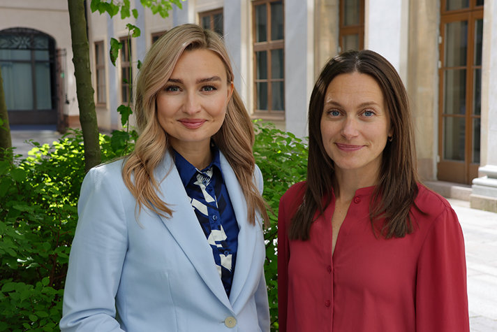 Energi- och näringsminister Ebba Busch och statssekreterare Ulrika Hoff på en innergård.