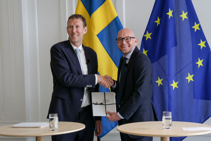 Blykallas vd Jacob Stedman lämnar över ansökan till vikarierande klimat- och miljöminister Johan Britz.