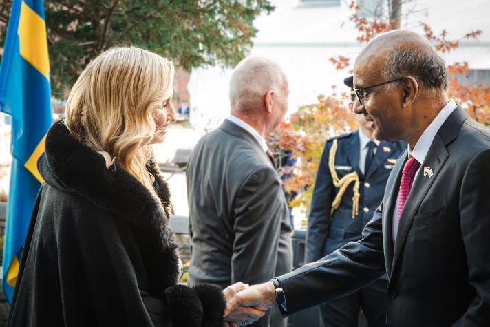Energi- och näringsminister Ebba Busch och Singapores president Tharman Shanmugaratnam skakar hand