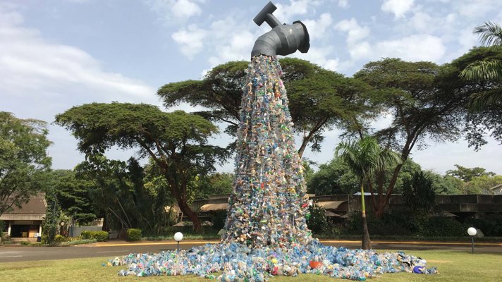 Bild från Unea-konferensen i Kenya på det 30 meter höga konstverket "Stäng av plastkranen"  av den kanadensiska konstnären Benjamin von Wong, gjord av plast från ett slumområde i Nairobi.