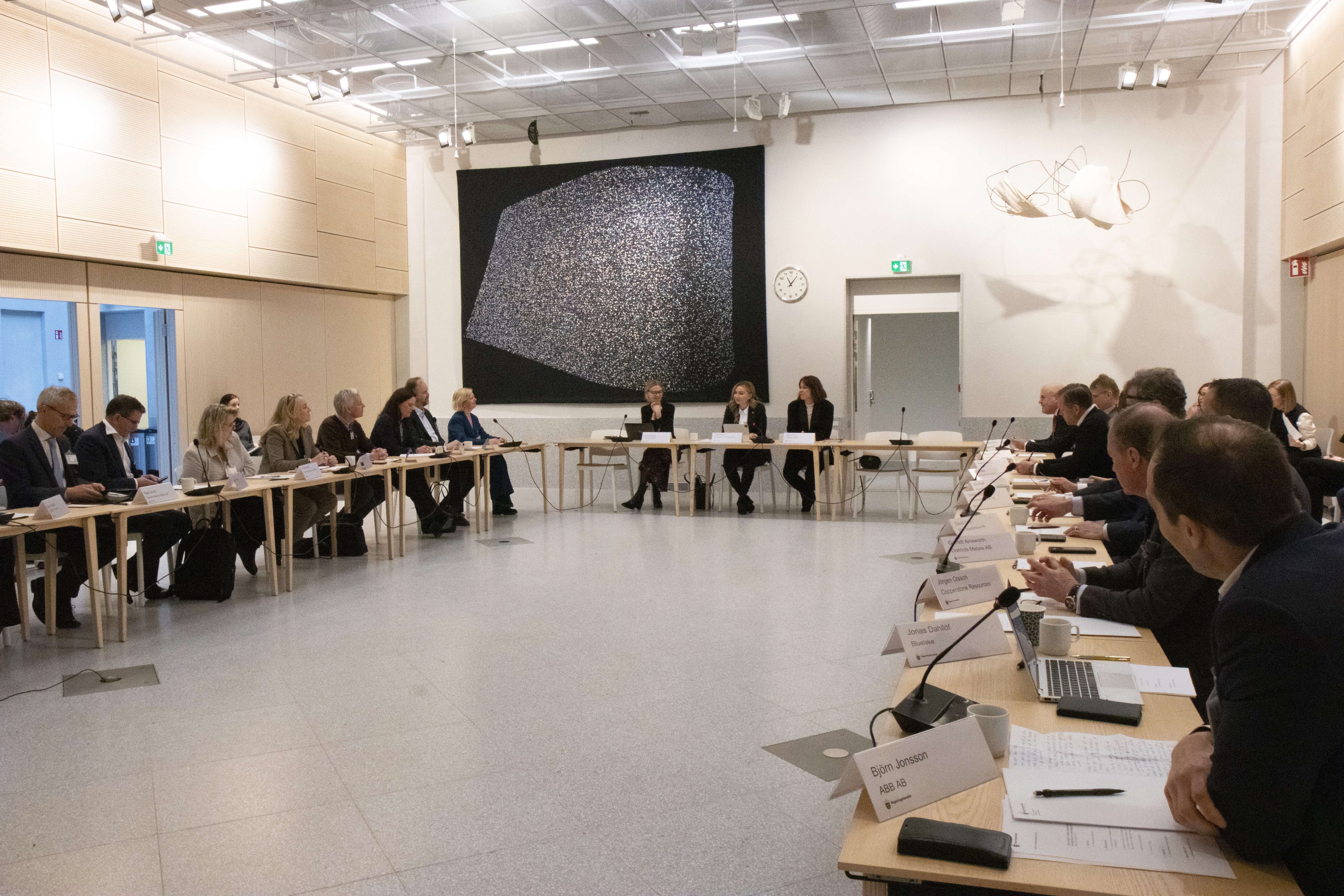 Rundabordssamtal med gruvklustret gällande den kommande mineralstrategin. Mötet är en del i förankringsprocessen där gruv-, kalk-, och prospekteringsföretag, de mest berörda lärosätena och SGU bjöds in av Ebba Busch, energi- och näringsminister. 