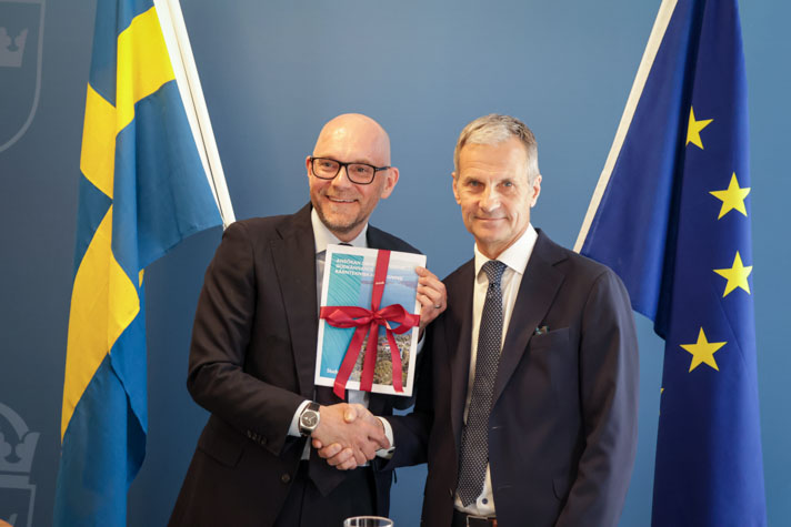 Vikarierande klimat- och miljöminister Johan Britz skakar hand med Karl Thedéen, VD och koncernchef för Studsvik.