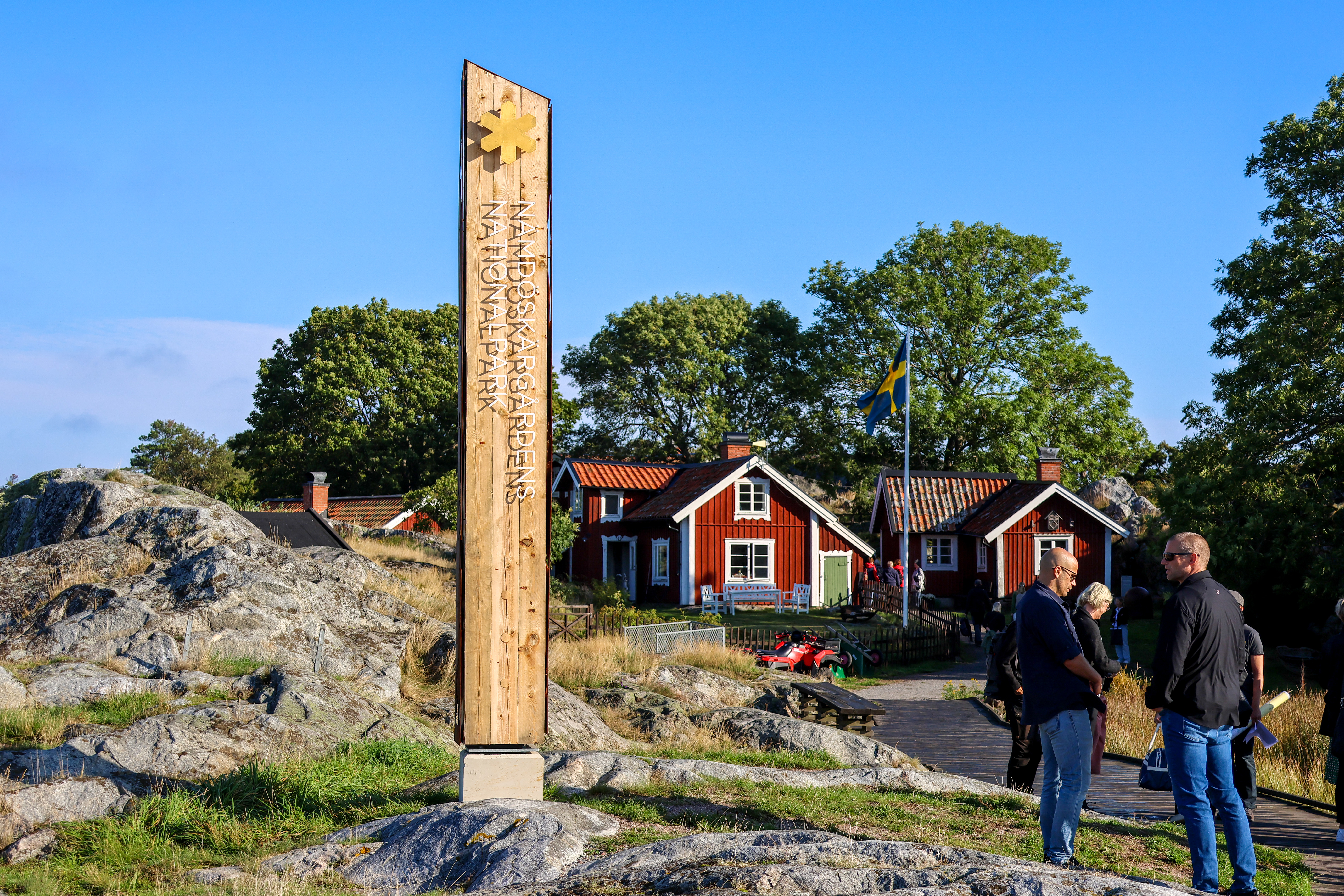 Entrén till Nämdöskärgårdens nationalpark i Bullerö hamn.