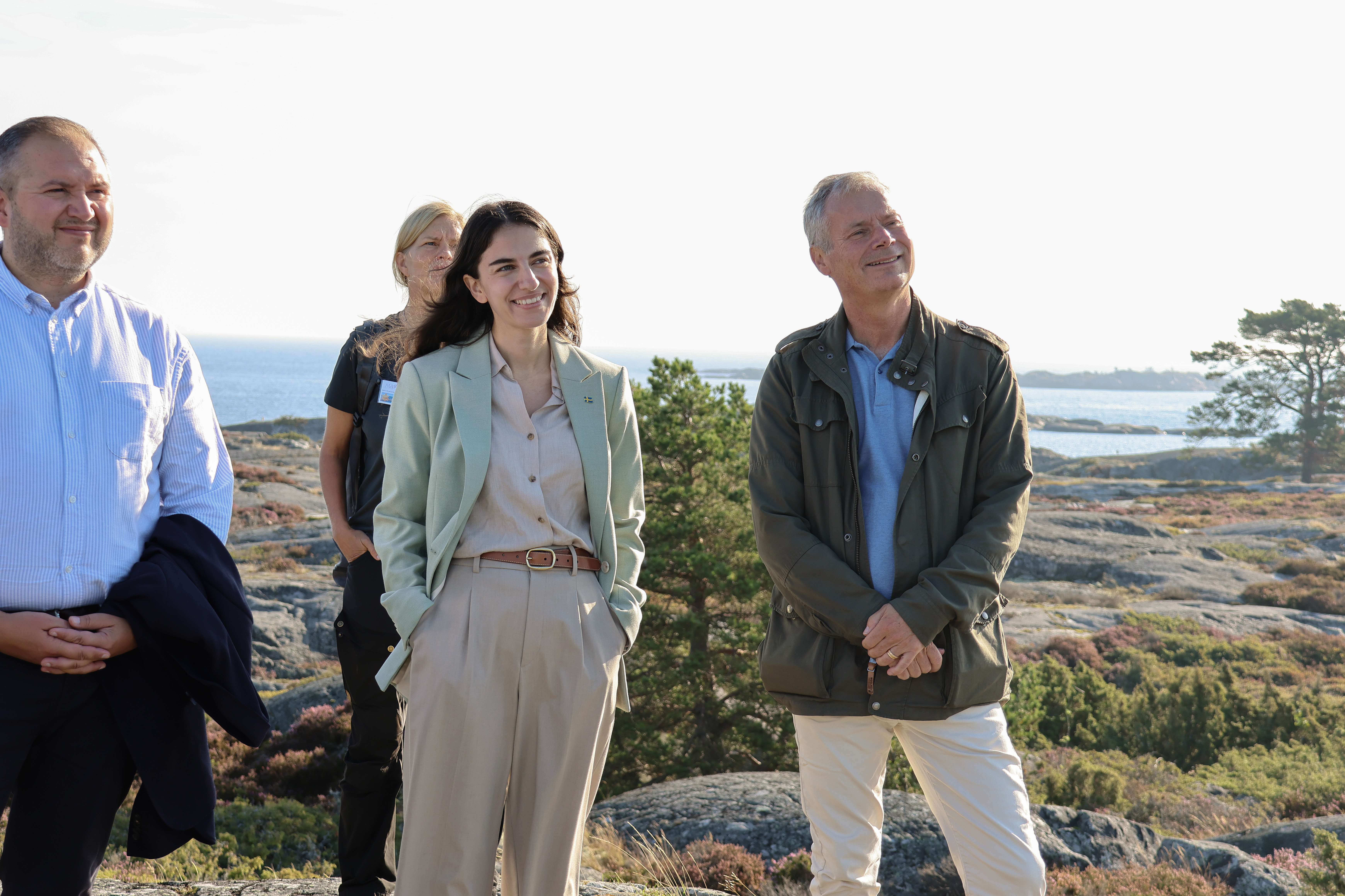 Klimat- och miljöminister Romina Pourmokhtari och Naturvårdsverkets generaldirektör Johan Kuylenstierna får en rundtur av besöksservicen på Bullerön.