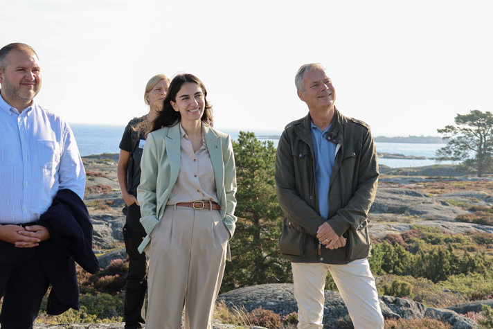 Klimat- och miljöminister Romina Pourmokhtari och Naturvårdsverkets generaldirektör Johan Kuylenstierna får en rundtur av besöksservicen på Bullerön.
