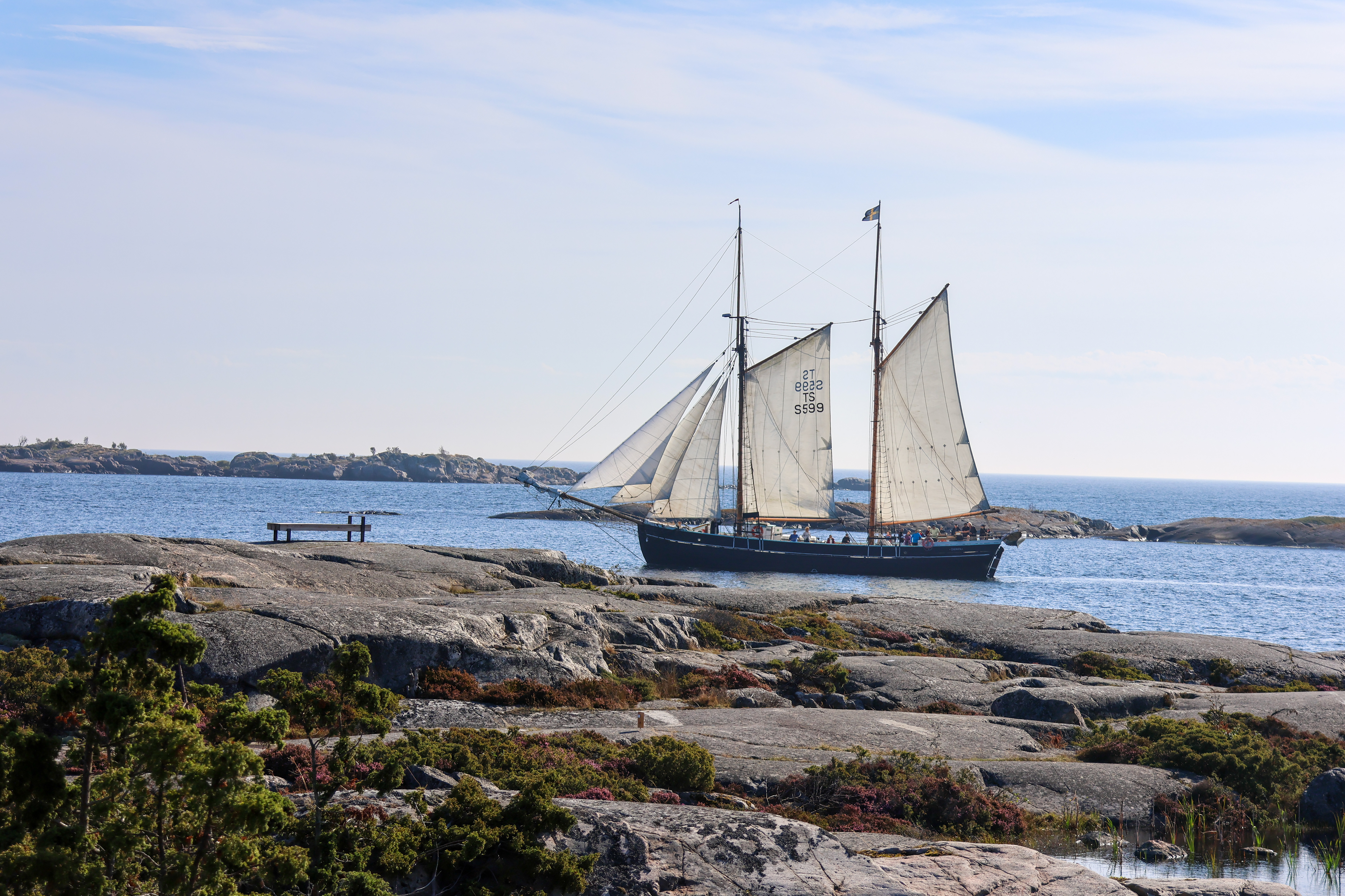 Bild på ett skepp som seglar förbi Bullerön under invigningen.