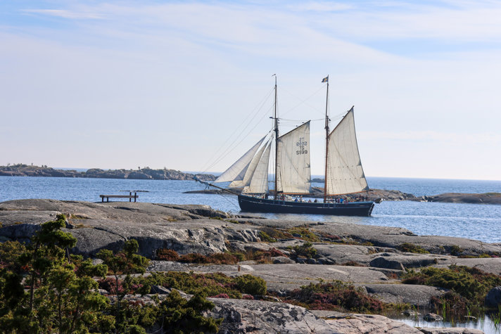 Bild på ett skepp som seglar förbi Bullerön under invigningen.