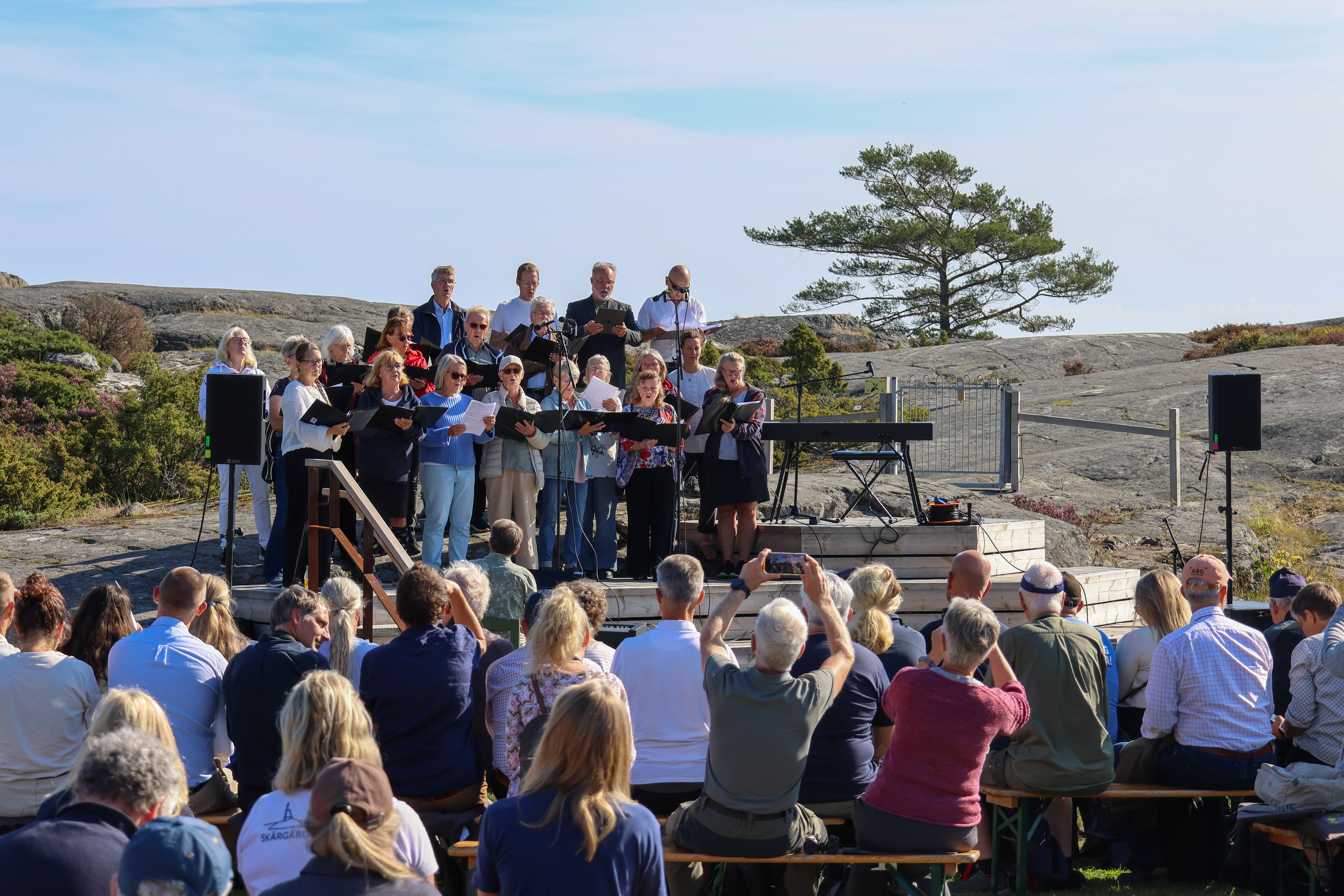Bild på Nämdö kyrkokör under invigningen.