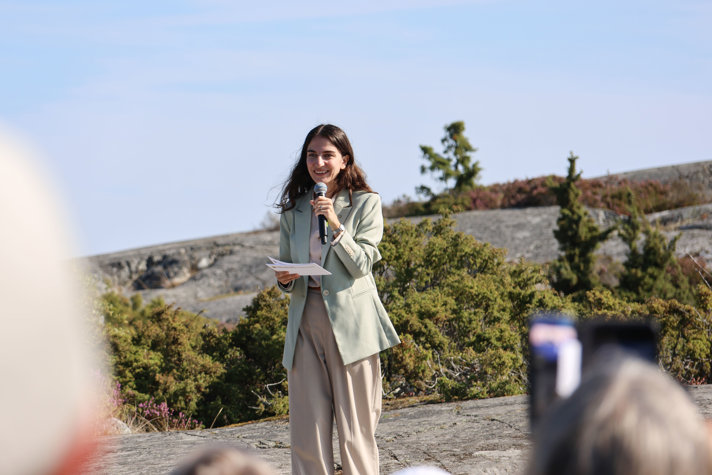 Klimat- och miljöminister Romina Pourmokhtari håller invigningstal för nationalparken.