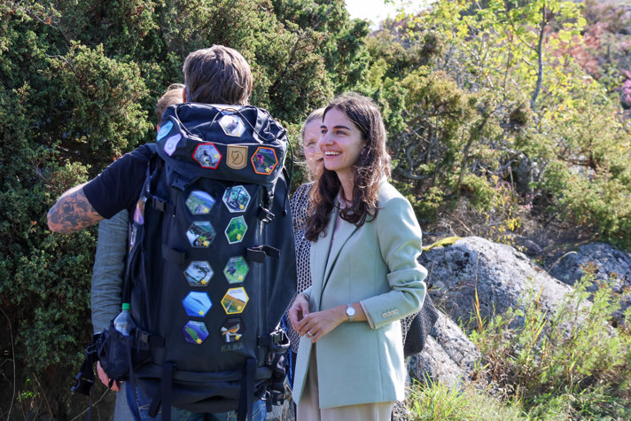 Klimat- och miljöministern träffar en besökare med tygmärken från alla Sveriges nationalparke.