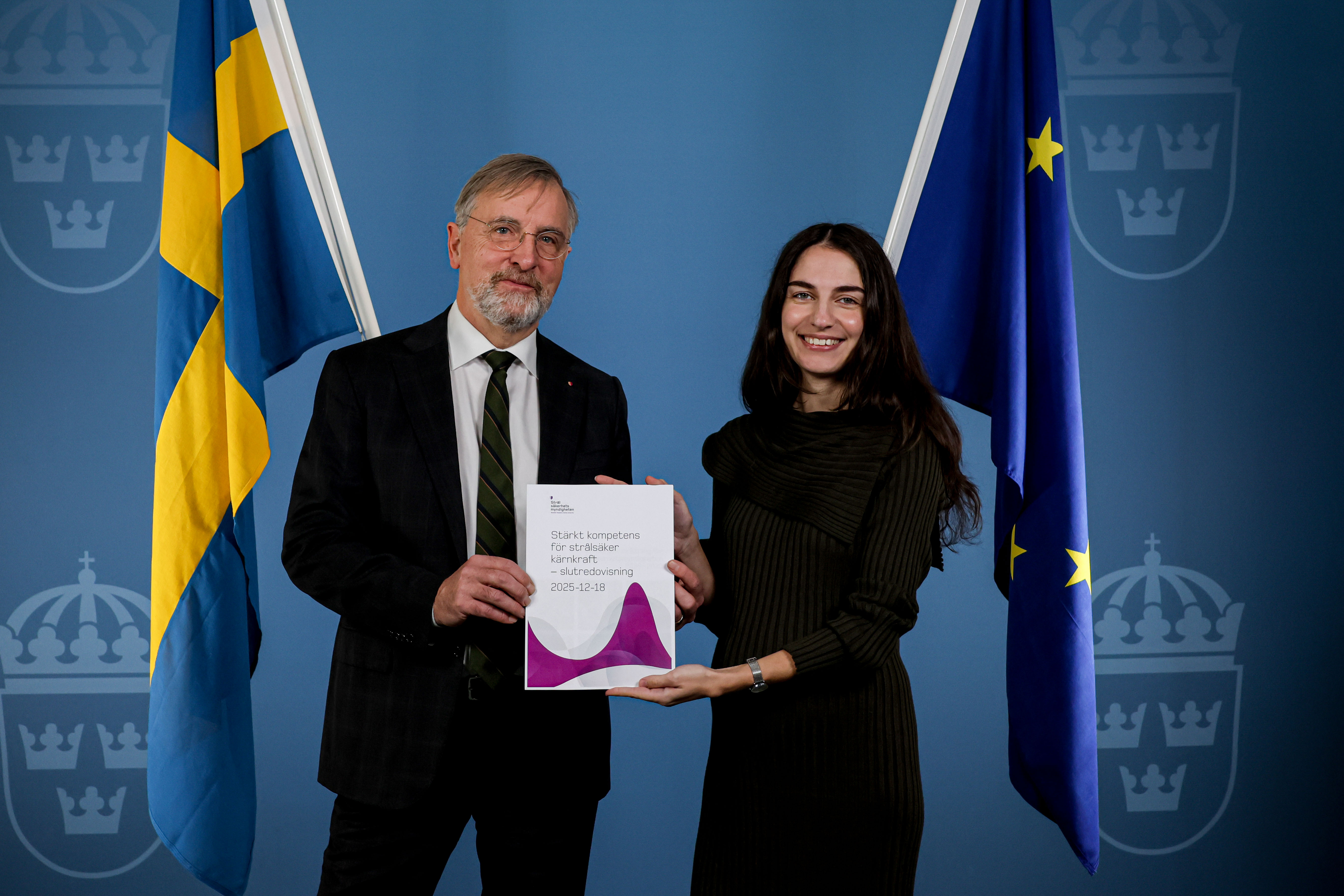 På bilden överlämnar Strålsäkerhetsmyndighetens generaldirektör Michael Knochenhauer myndighetens slutredovisning till klimat- och miljöminister Romina Pourmokhtari.